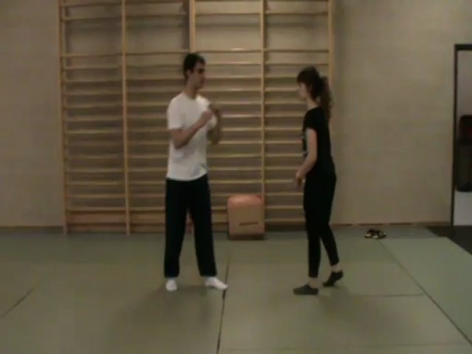 Gyaku hanmi mawashi tsuki : uchi nage