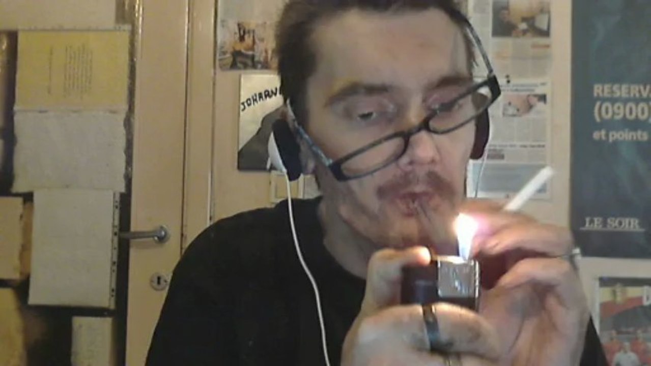 Clash norman et sa cigarette electronique