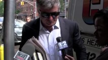 Alec Baldwin ignore les reporters après son coup de gueule sur Twitter