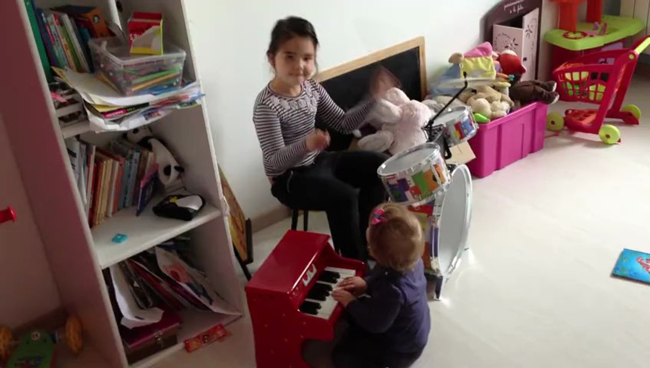 22.06.13.Milie et madie joue de la musique