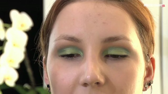 Tutoriel beauté : la pose de faux-cils et le maquillage pop avec Shu Uemura
