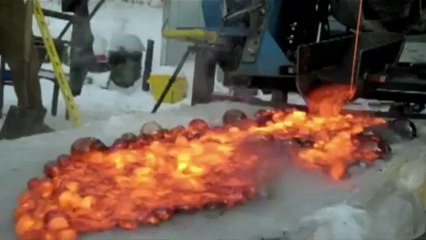 Verser de la lave sur de la glace, ça fait… des bulles