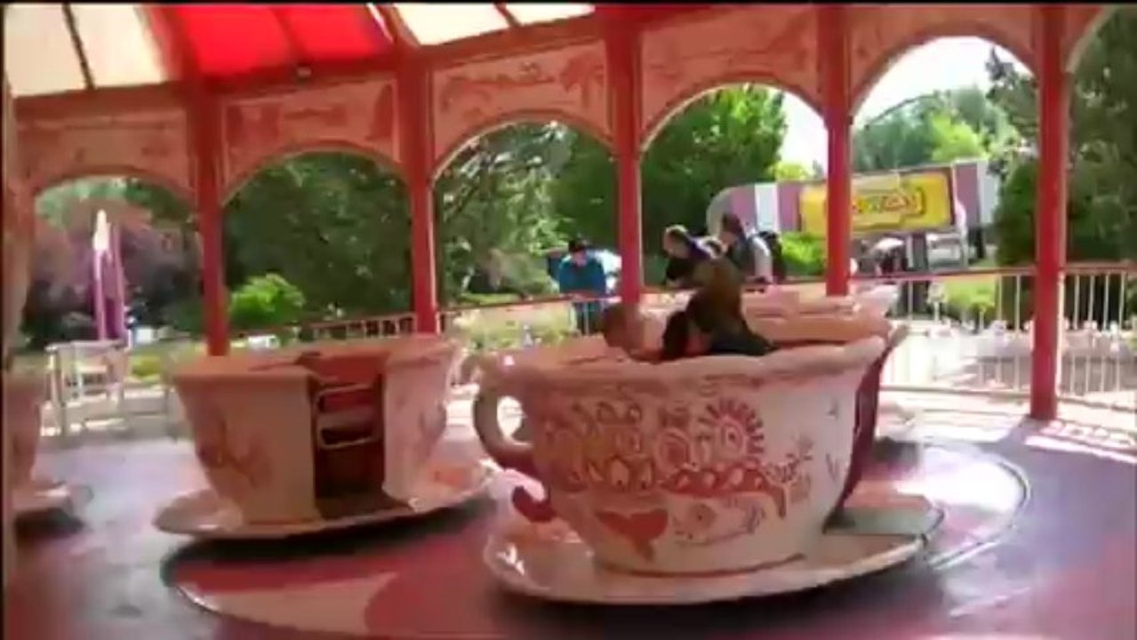 Evan dans les chaises et les tasses