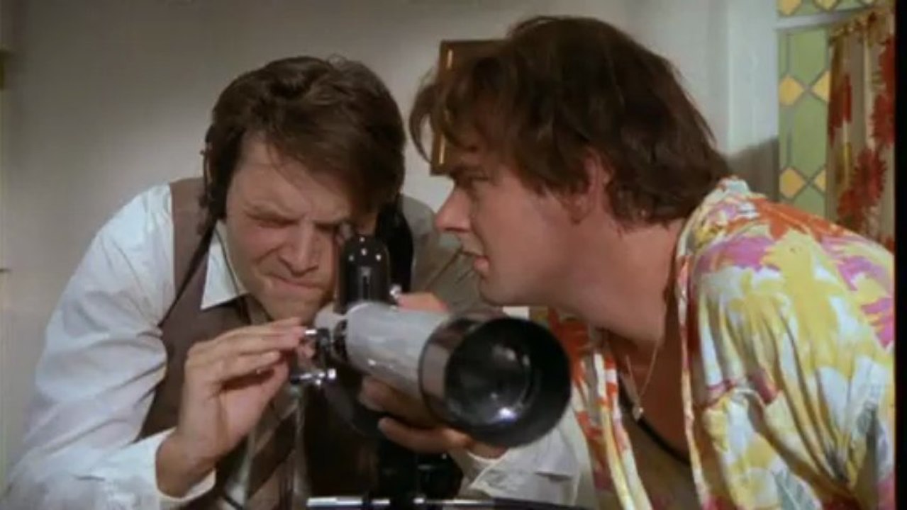 S4 Aflevering 8 - Gluren bij de Buren