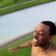 Homme noir qui traverse le quartier des blancs