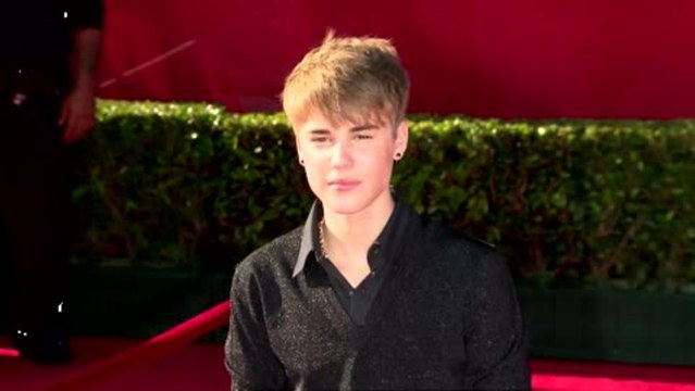 Justin Bieber Hooks Up With Mystery Girl in Vegas?