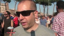 Casa, tensione a Piazza Venezia tra polizia e manifestanti. Ferita una ragazza al volto