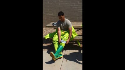 Bottes de pompier remplies de transpiration