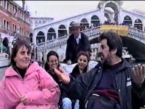 Cumhur Venedik'te Gondolda Sen Aslı'dan da Güzelsin Bestesini Söyledi