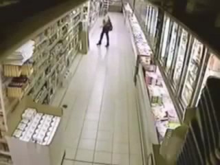 Süpermarketin Ortasına Sıçan Kadın