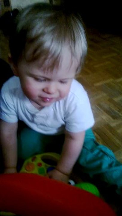 Mon fils qui se force à rire MDR !