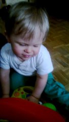 Mon fils qui se force à rire MDR !