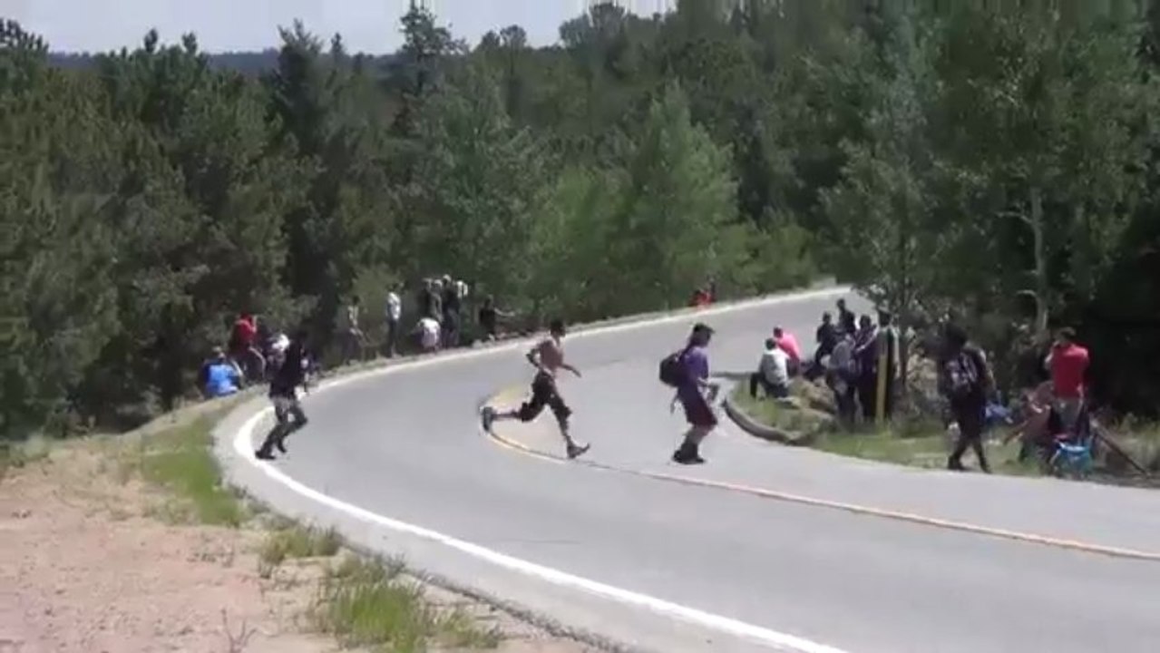 Des spectateurs traversent devant Loeb à Pikes Peak