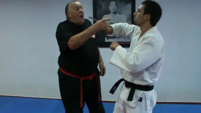 Défense contre menace avec couteau sur le poignet