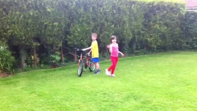 Louise roule pour la premiere fois à deux roues!!!!
