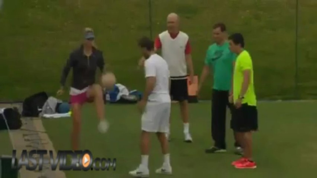 Maria Sharapova joue au football