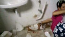 Un abruti essaye de casser un lavabo et va se couper la main! FAIL