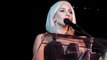 Lady Gaga chante l'hymne americain pendant la gay pride.