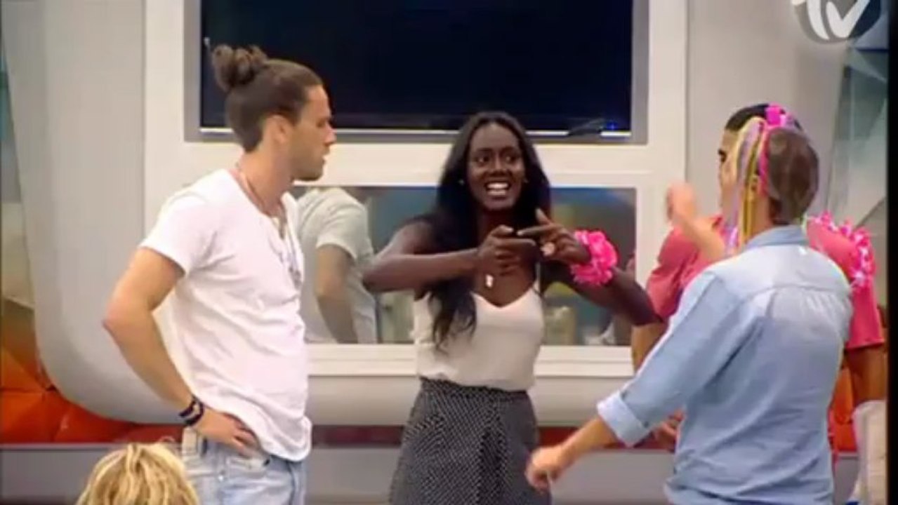 הדיירים רואים את הפרומו של שני הבתים