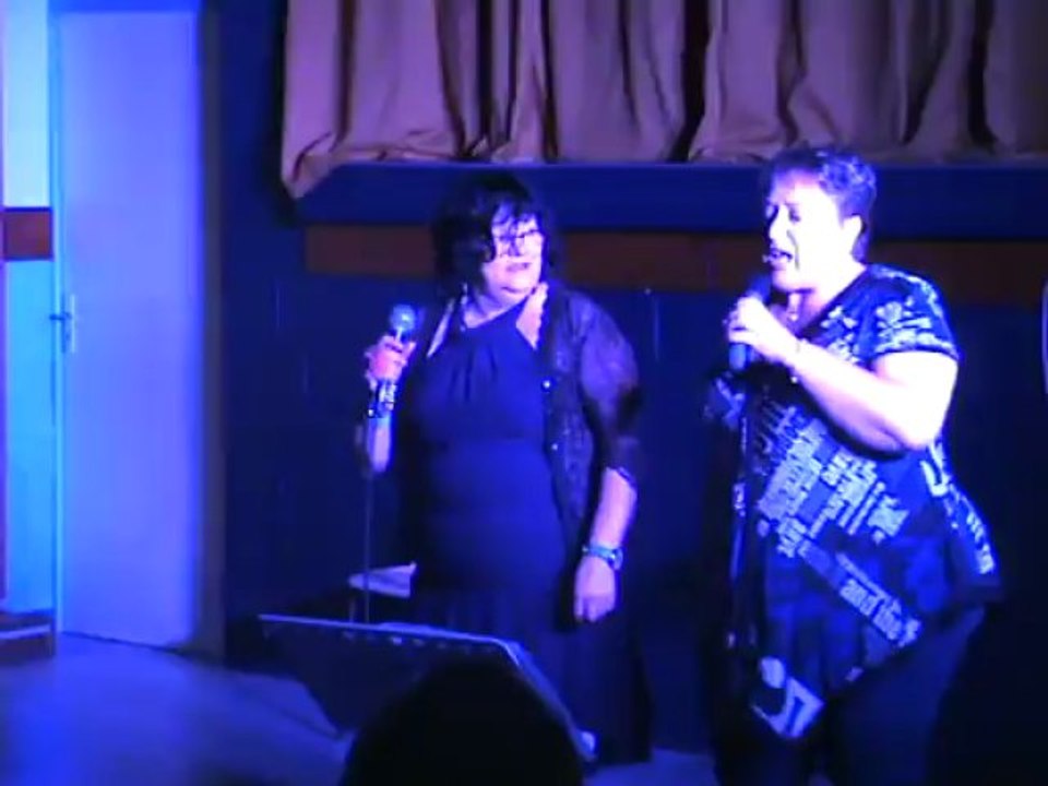 Sylvie et sophie chantent paris en colère