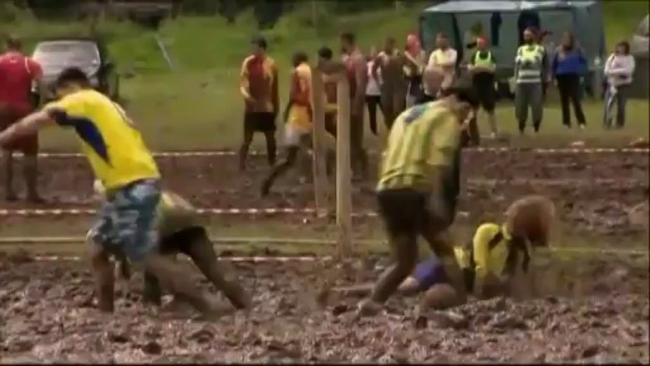 En Ecosse, une Coupe du monde de foot dans la boue