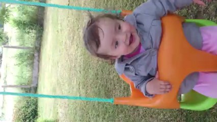 Je joue pendant que papa tond...