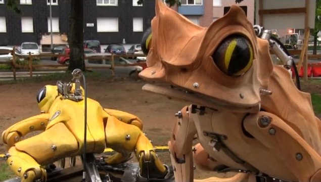 La découverte des grenouilles place de la Liberté