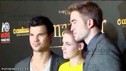 Robert Pattinson con la nieta de Elvis Presley