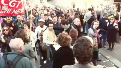 La manifestation seul, en sens inverse avec un livre et un mégaphone
