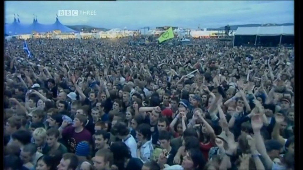 Muse And Crowd Sing for absolution