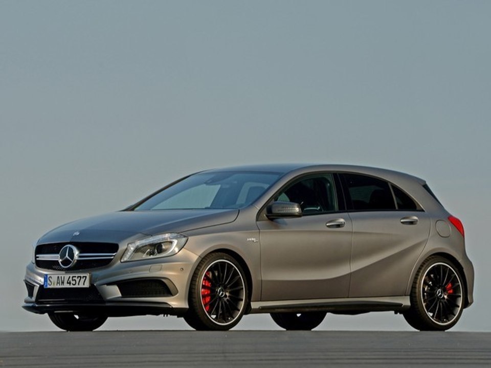 Lewis Hamilton dompte la Mercedes Classe A 45 AMG