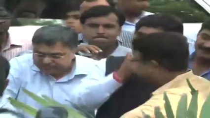 I-T issues notice to Munde for spending 8cr on polls