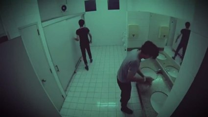 Download Video: Caméra cachée : cadavre dans une valise aux toilettes