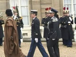 Sarkozy-Kadhafi: la poignée de mains