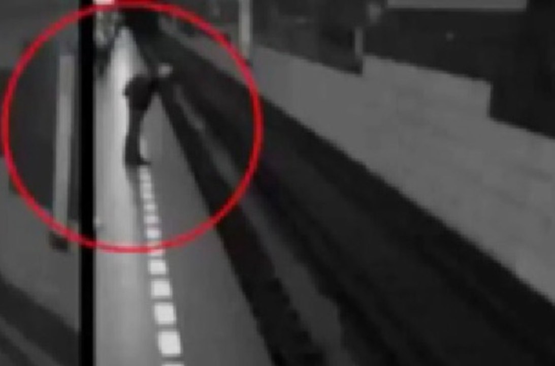 Vidéo choc : elle tombe sur les rails, un métro lui roule dessus !