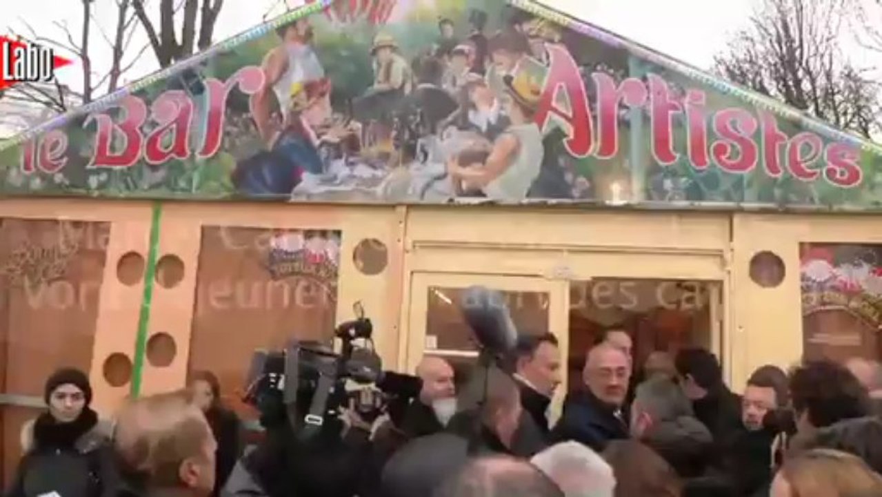 Marine Le Pen au marché de noël des Champs-Elysées
