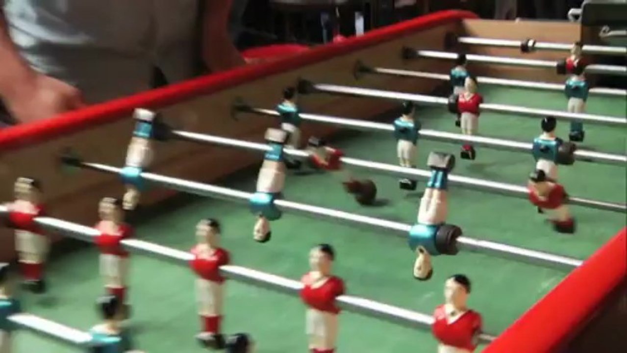 Olivier Besancenot au baby-foot politique