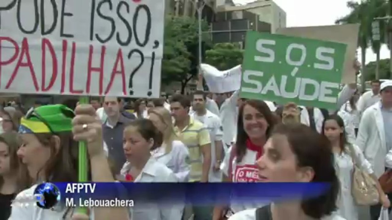 Brésil: manifestation de médecins contre Dilma Rousseff