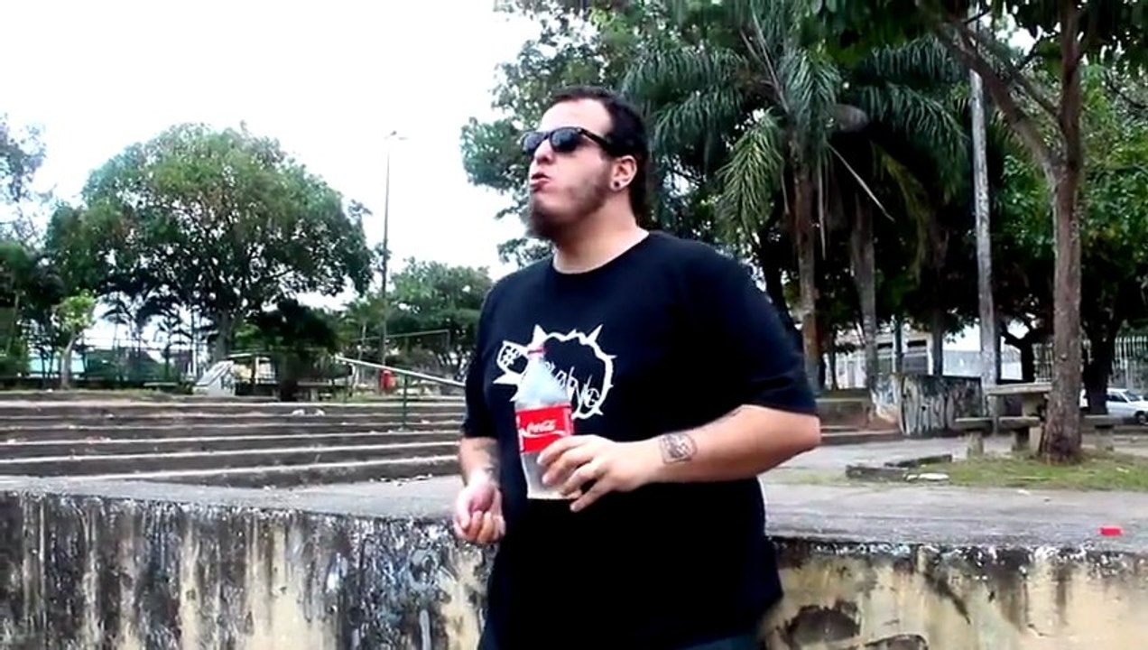 Mentos + Coka = VOMI... ce gars fait le test et gerbe tout!