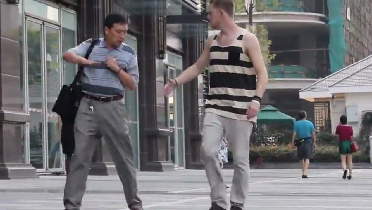 Caméra cachée  - Tenir la mains des gens dans la rue! Pas mal...