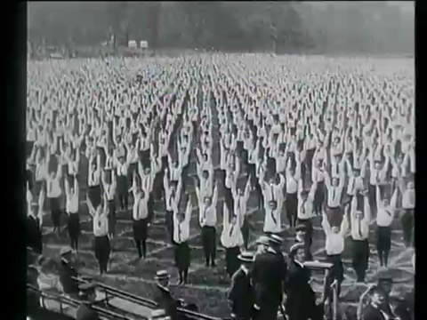 Archives Gaumont : exercices en présence de Theodore Roosevelt