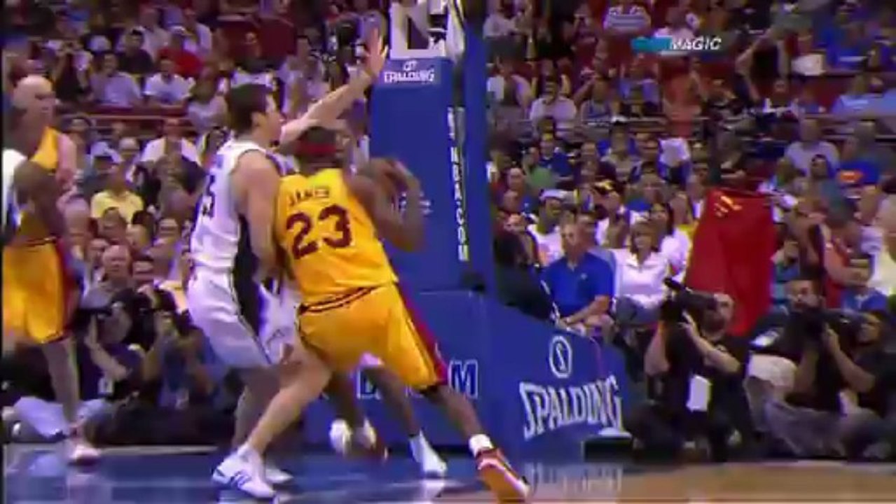 090403_Dwight_Howard_Blocks_LeBron_James