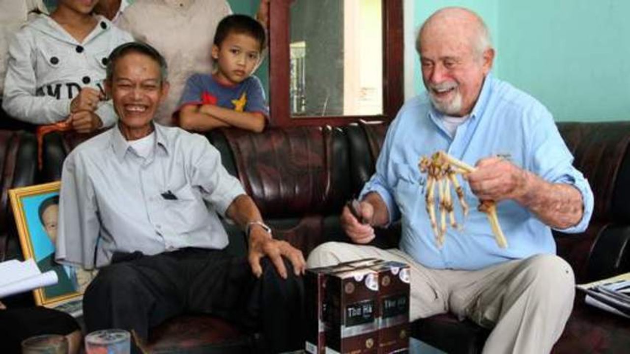 Un chirurgien américain rend le bras amputé d'un soldat vietnamien