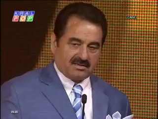 İbrahim Tatlıses sahneye çıktı.Bastonu attı.Ödülü aldı (Kral TV Ödülleri)