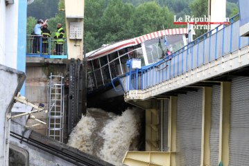 Plan incliné de  Saint-Louis-Arzviller : un bateau coincé dans  les portes de l'écluse