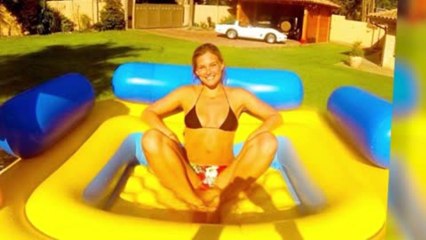 Bar Refaeli pose en bikini dans une piscine gonflable