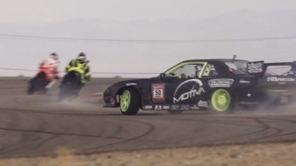 Download Video: Une battle de Drift entre motos et voitures - Motorcycle vs. Car Drift Battle 3