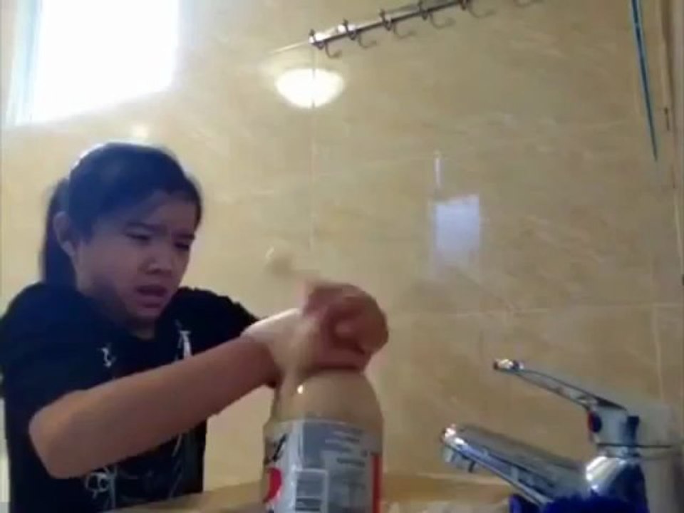 Elle piège sa petite soeur avec du Coca et des Mentos