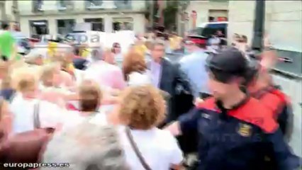 Pequeño forcejeo entre Mossos y manifestantes