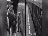 Passageira escapa da morte por um triz ao cair em trilho do metrô